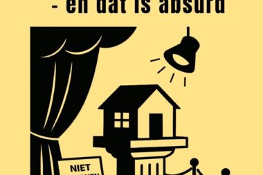 “Afbeelding van blog Scène 2 – een woning als museumstuk met theatergordijn, verwijzing naar absurditeit van Nederlands woonbeleid.”